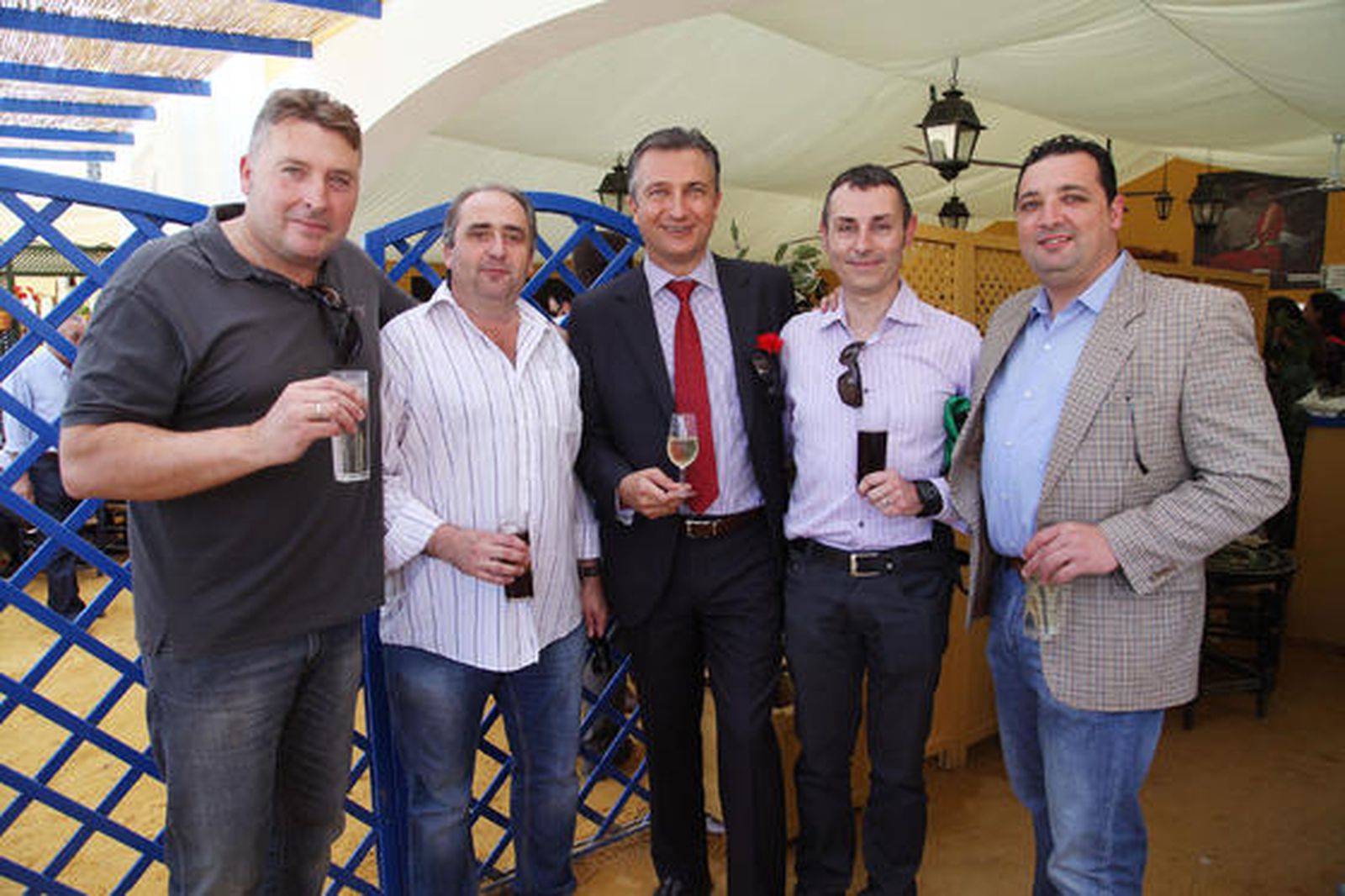 Antonio García, dueño de la Venta Antonio; posa junto a Pepe García, locutor de Onda Cero; Eduardo García del Mozo, director de Onda Cero Cádiz; José García y Adrián Bravo, también locutores de esta cadena radiofónica.

Foto: Vanesa Lobo