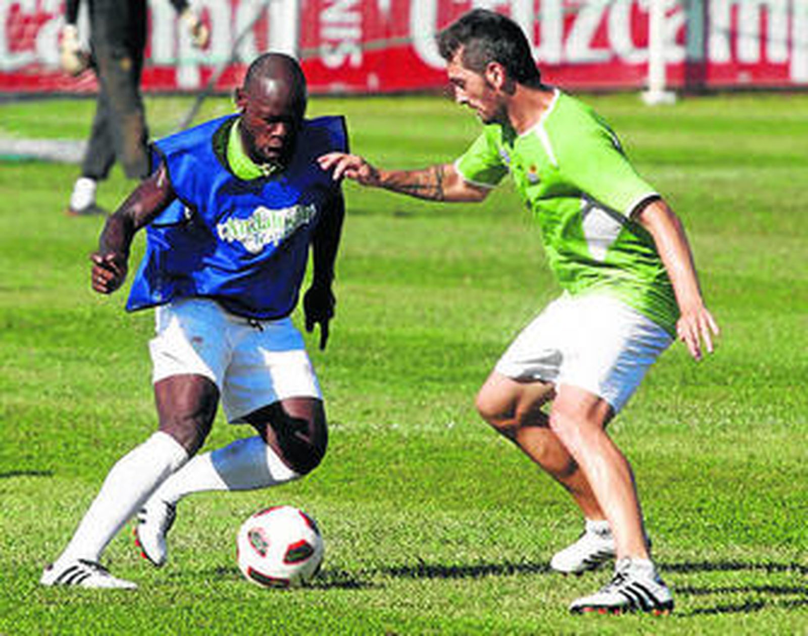 Arzu, uno de los capitanes, disputa el balón a Emana.