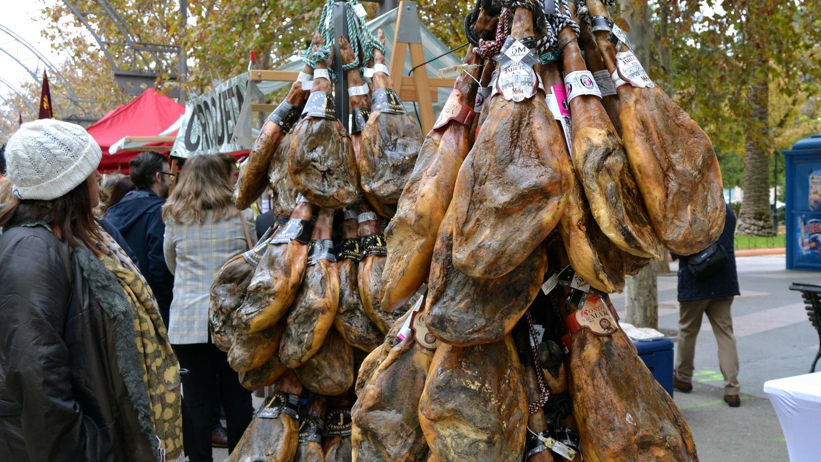 Patas y paletillas en uno de los expositores.