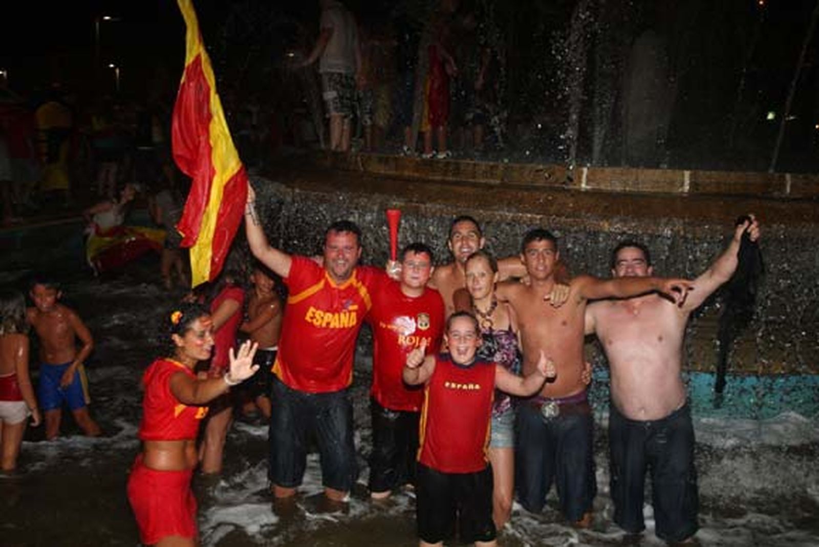 Todos los aficionados salieron a la calle a celebrar la victoria del Mundial vestidos con los colores de la selección

Foto: J.M. Quinones