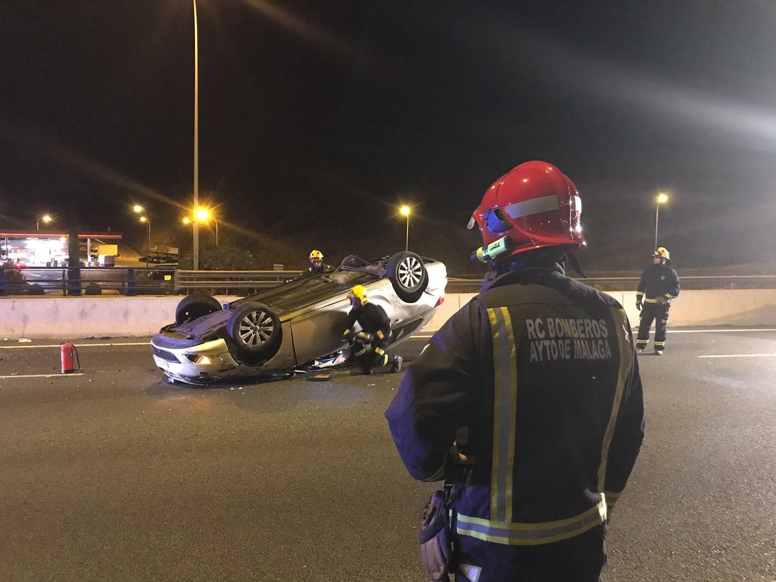 Los Bomberos de Málaga actúan en el lugar del accidente.