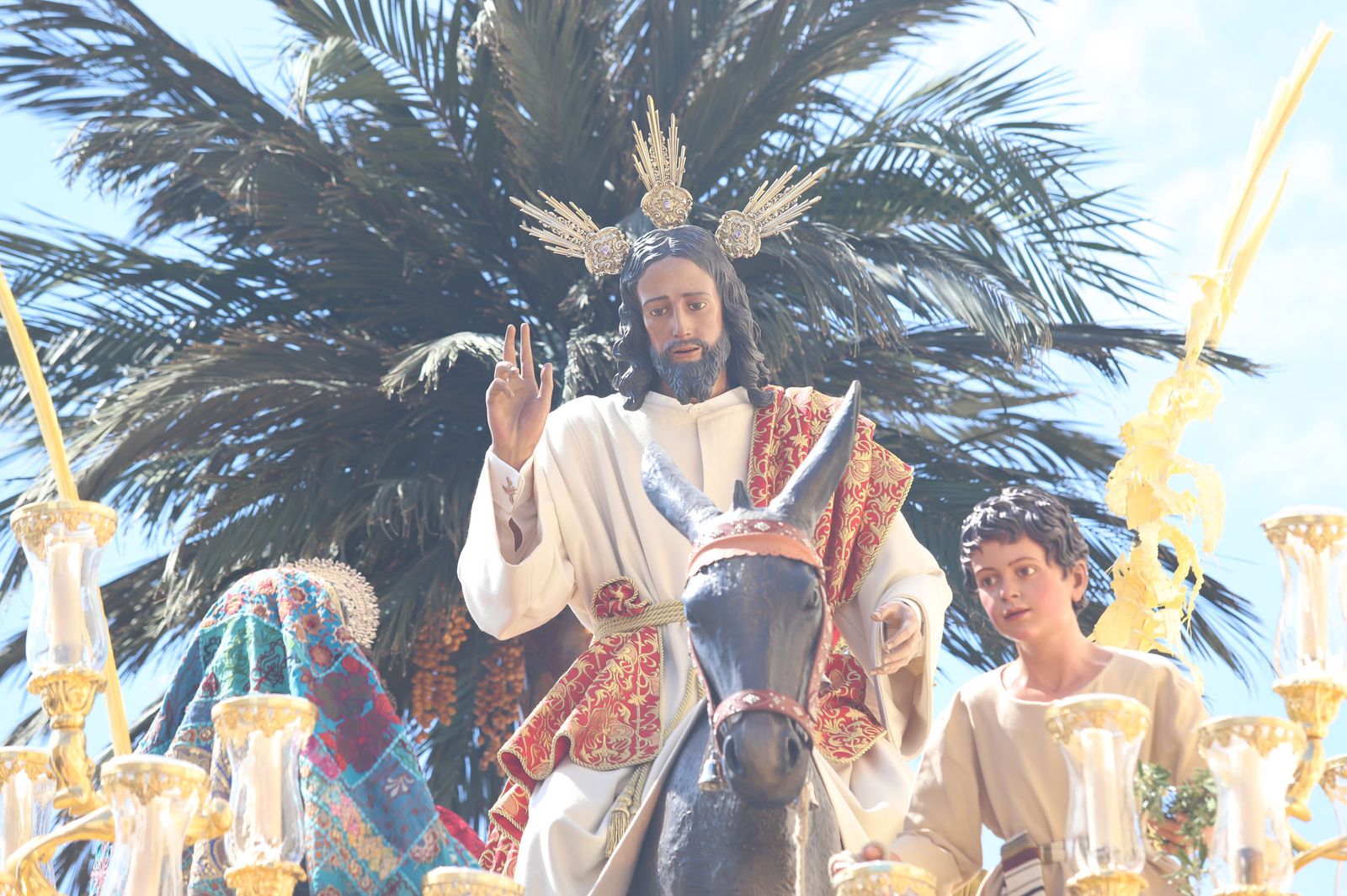 Imágenes del recorrido de la Borriquita  por las calles de Huelva