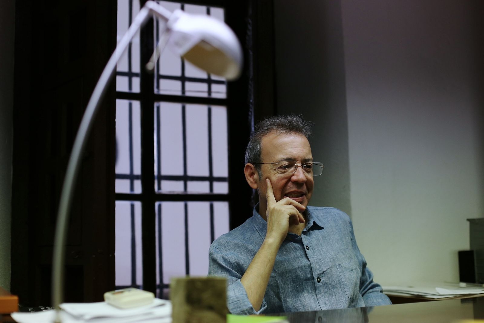 Carlos Alberto González, en su despacho, durante la entrevista.