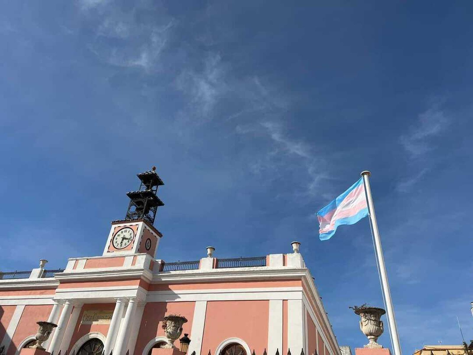 La bandera trans ondea en la Casa Consistorial