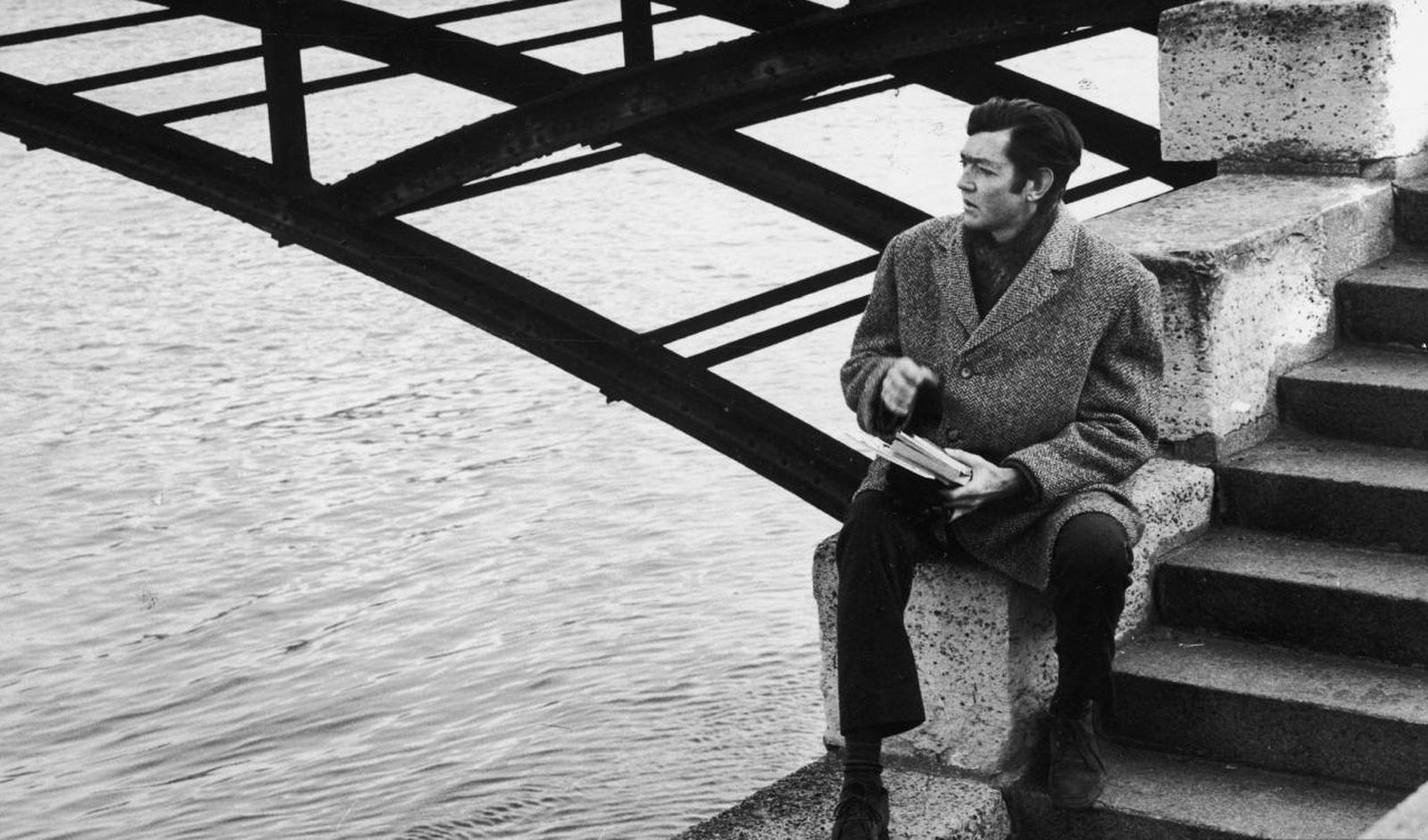 Julio Cortázar en uno de los muelles del Sena.