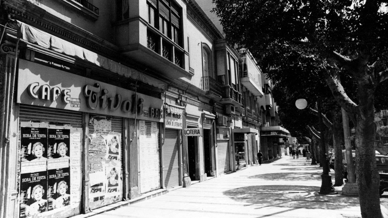 El Bar Tivoli en 1994, poco después de su cierre, cuando aún mantenía su letrero