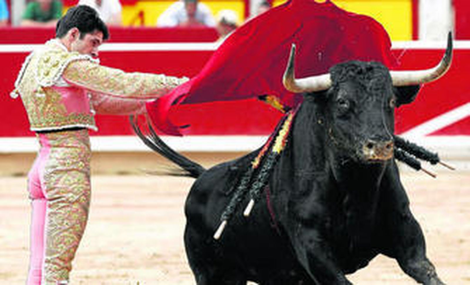 Alejandro Talavante, en un estatuario a su primero toro, con movilidad, el menos malo del encierro.
