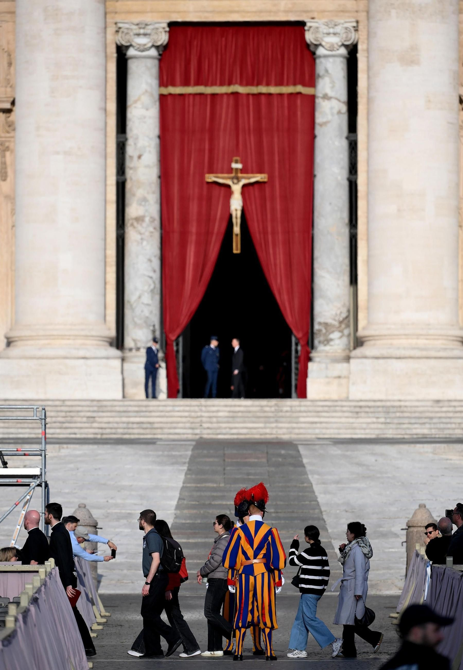 Las imágenes del traslado del féretro del papa Francisco a la Basílica de San Pedro en el Vaticano
