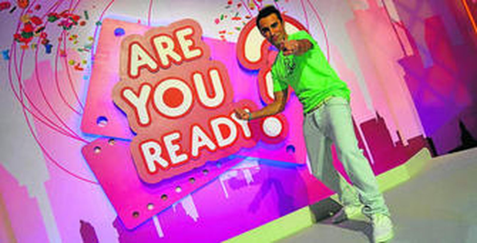 Felipe Delgadillo es el presentador el concurso de inglés para jóvenes Are you ready?, en Canal Sur 2.