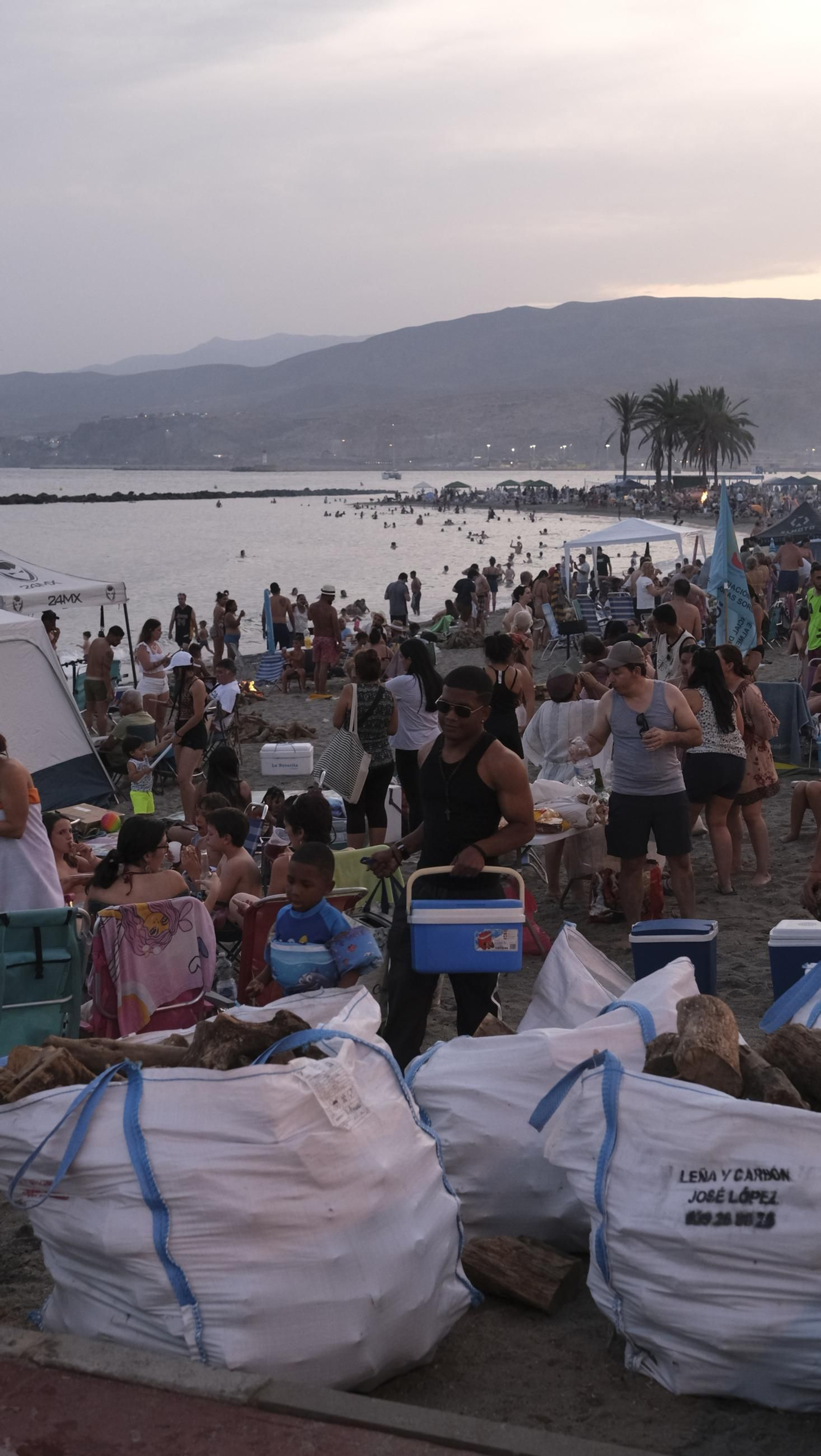 La Noche de San Juan en Almería, en imágenes