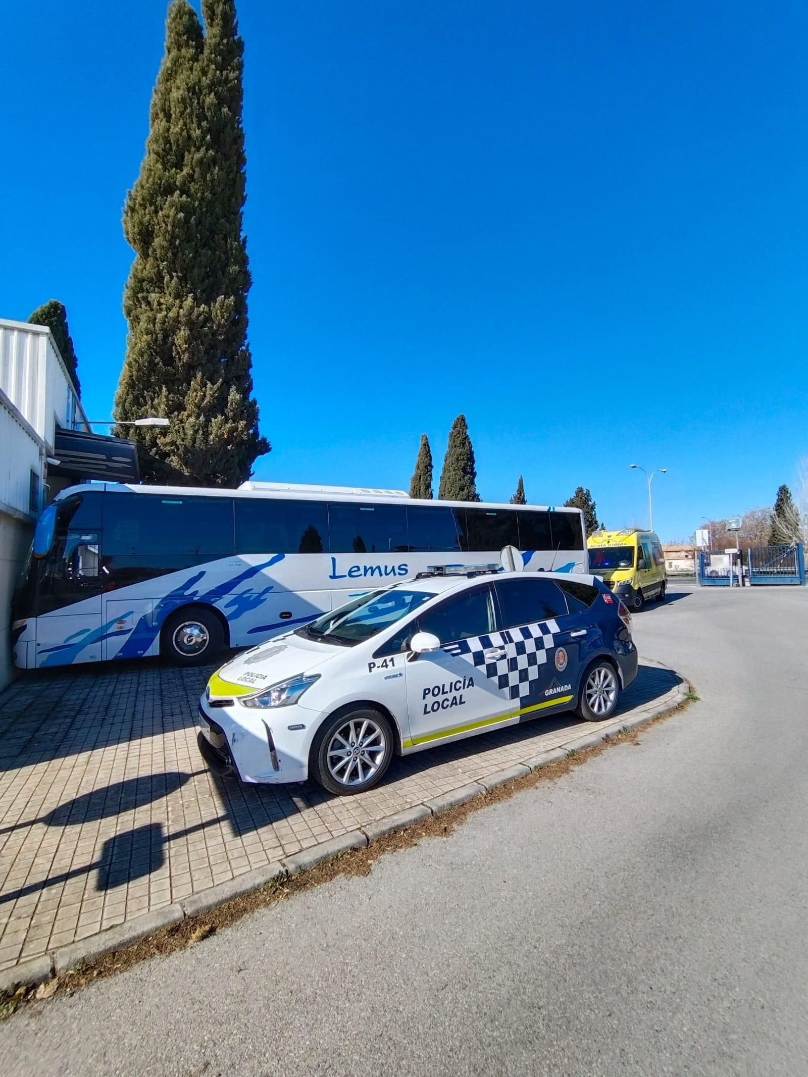 El autobús ha chocado contra un muro de una ITV.