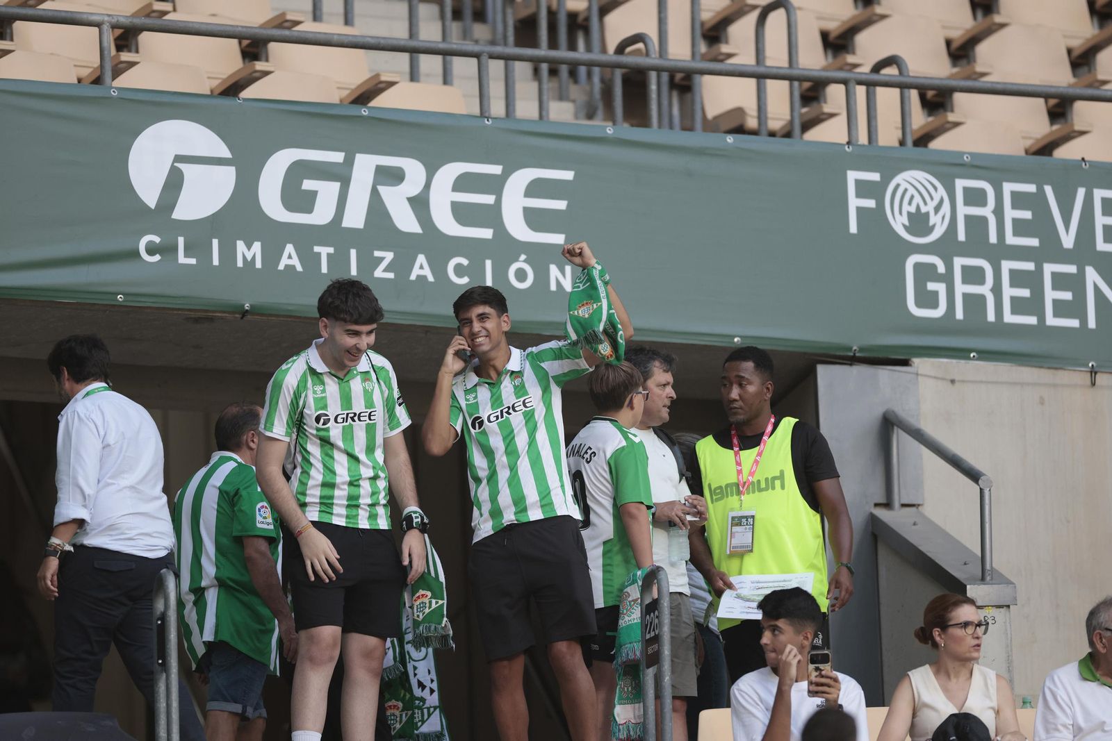 Búscate en las fotos del Betis - Alavés