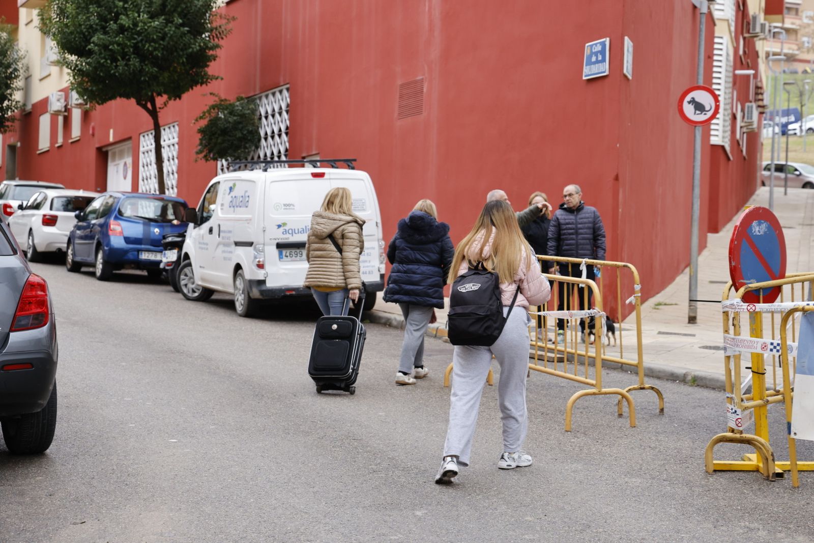 Vecinos con sus maletas recogen algunas de sus pertenencias de los pisos afectados.