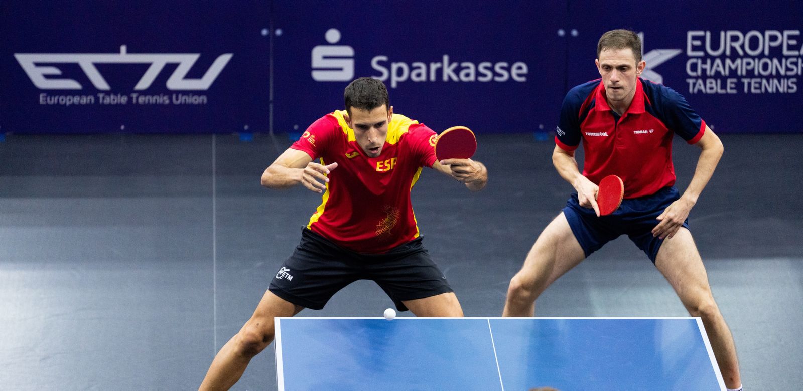 Robles e Ionescu, durante un partido en este Europeo.