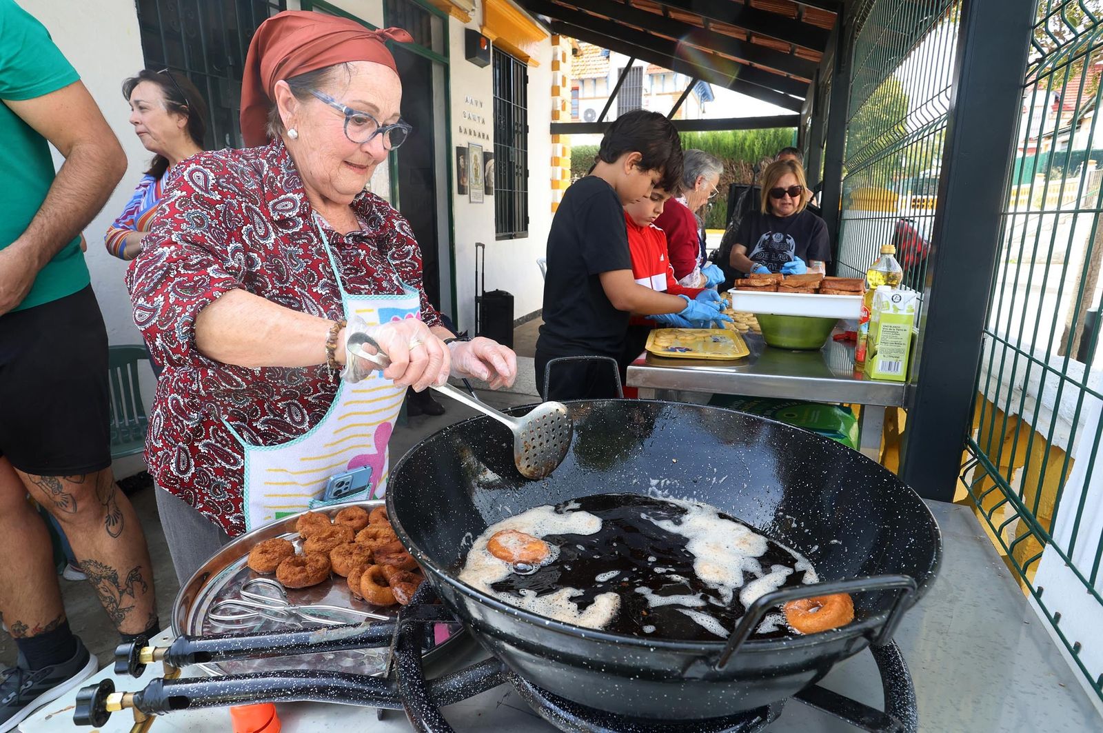 Imágenes de la elaboración de dulces de Cuaresma por los vecinos del Barrio Obrero