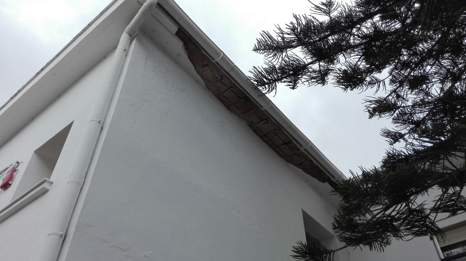 Aspecto de la cornisa del edificio que sufrió el desprendimiento.