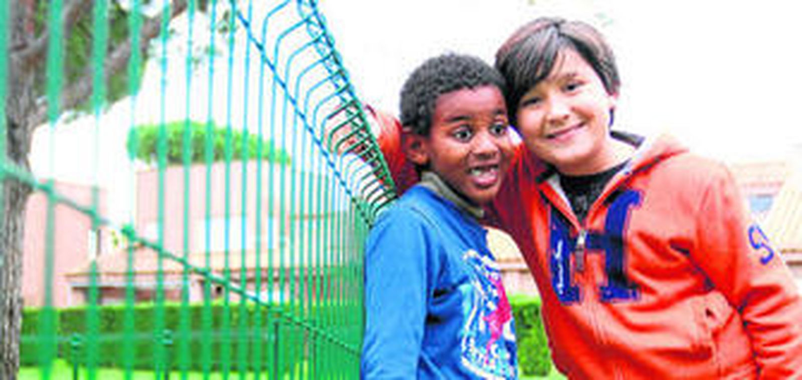 Marcos posa sonriente en el parque junto a Dawit, su hermano autista, al que ayuda a desenvolverse en su día a día y es su mejor compañero de juegos.