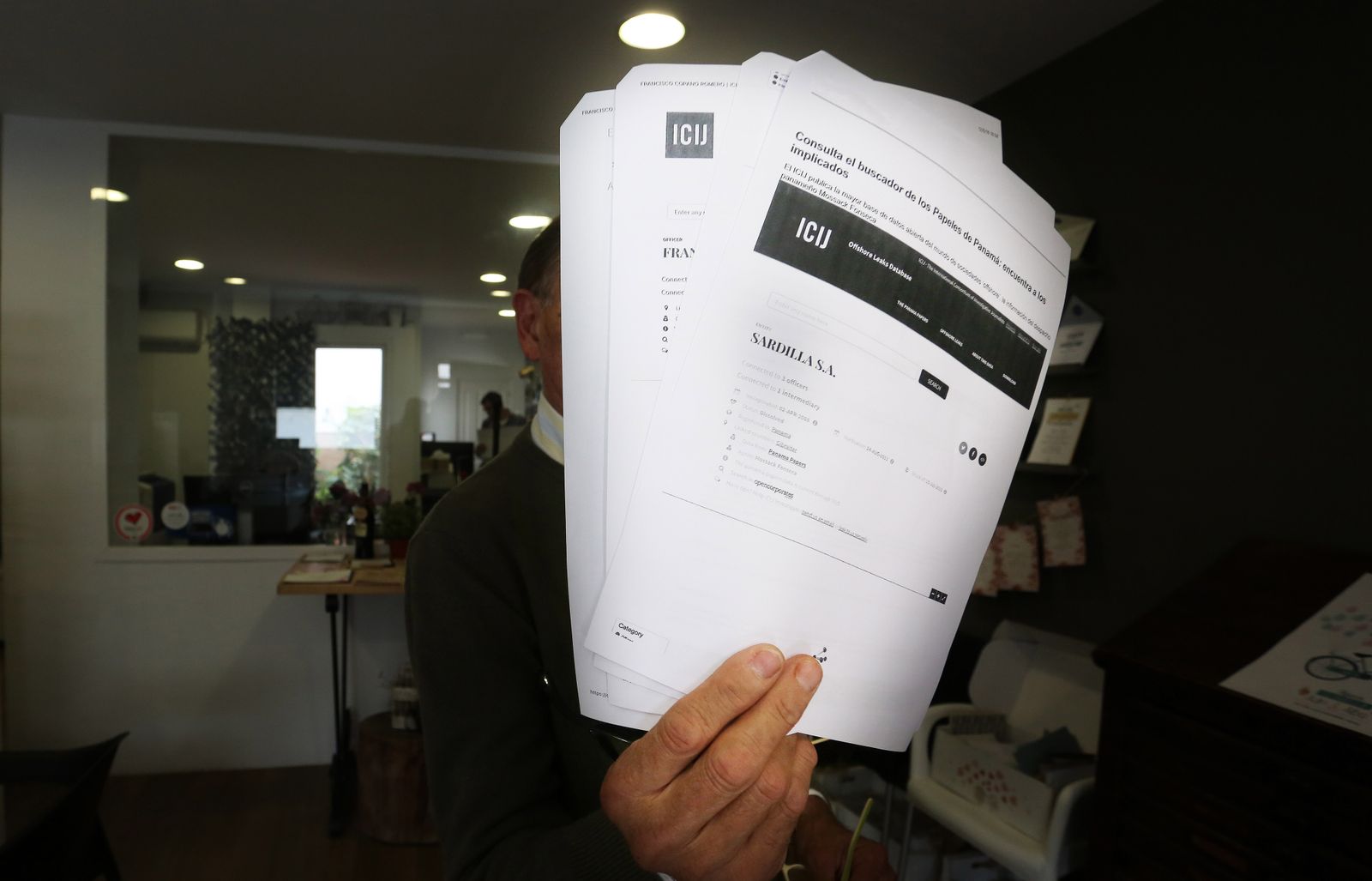 Un afectado muestra documentos en los que se le vincula con 'Los papeles de Panamá', y que él achaca a la estafa de Fórex.