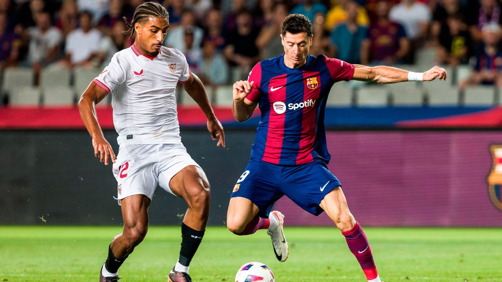 Loïc Badé junto a Lewandowski en Montjuic.