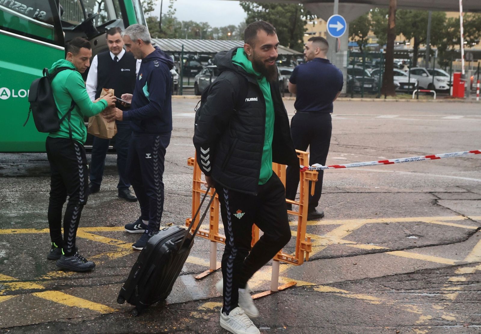 Las fotos de la salida del Betis para Chipre