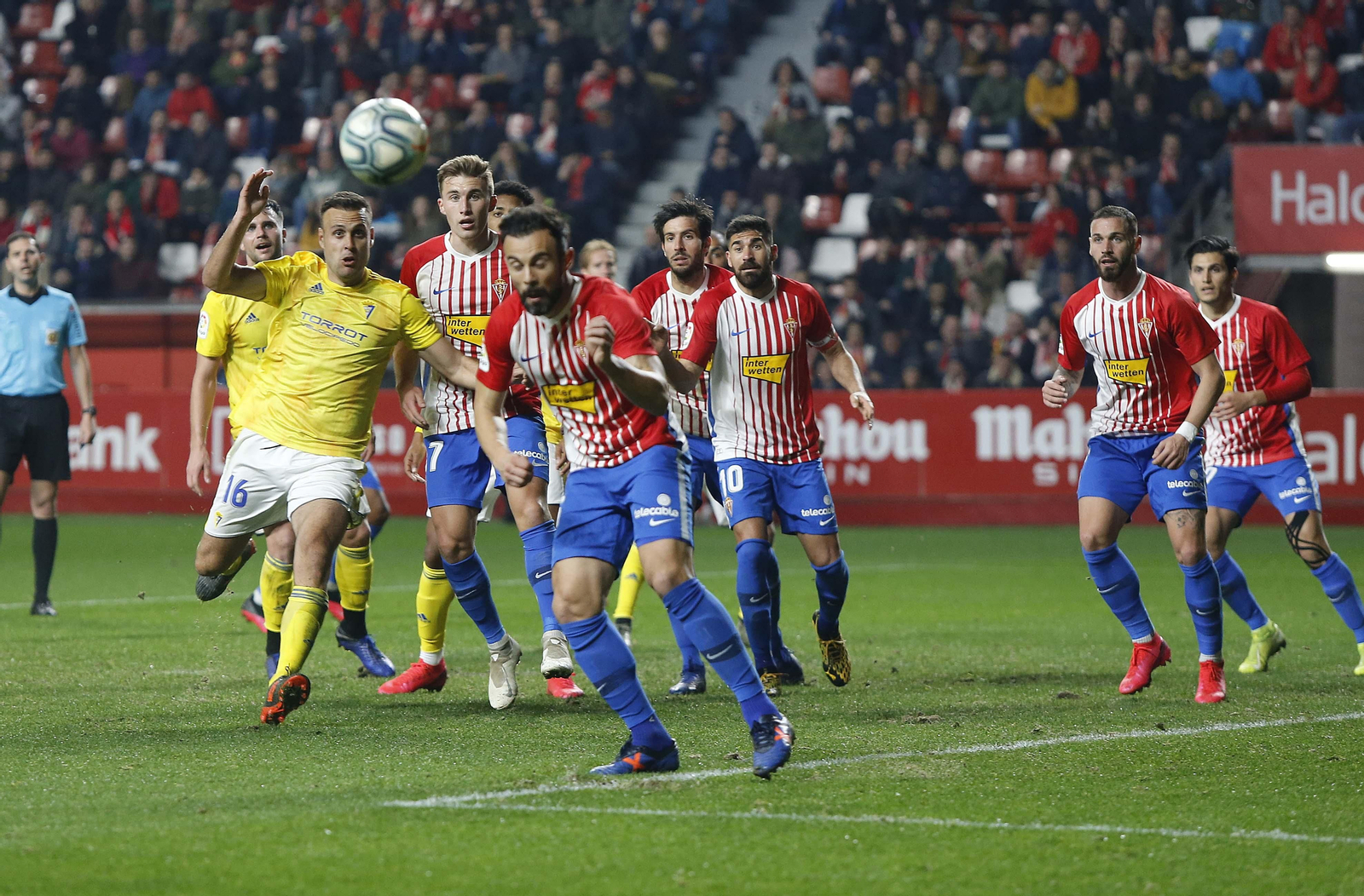 Cala, en acción contra el Sporting, calificó de final el partido con el Almería.