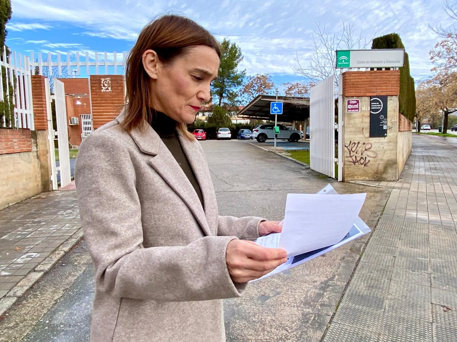 Olga Manzano, parlamentaria andaluza del PSOE a las puertas del Centro de Valoración y Orientación de la Discapacidad