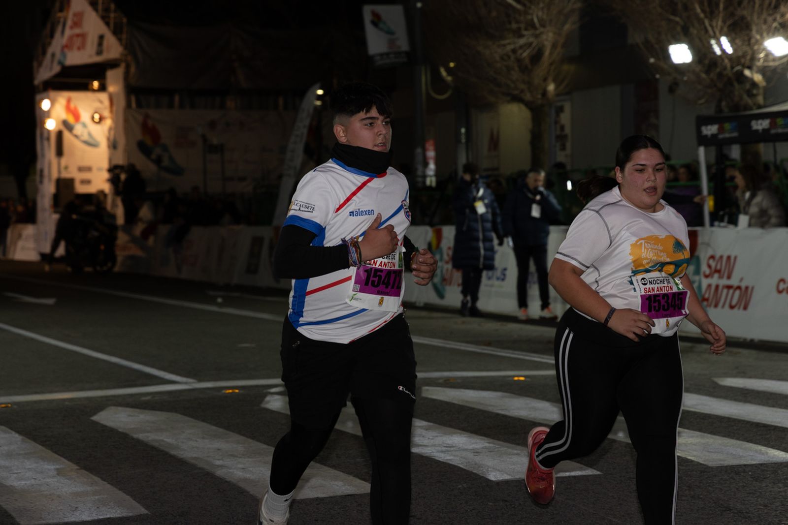 En imágenes: 2.000 atletas brillan con luz propia en la infantil de la Carrera de San Antón 2026