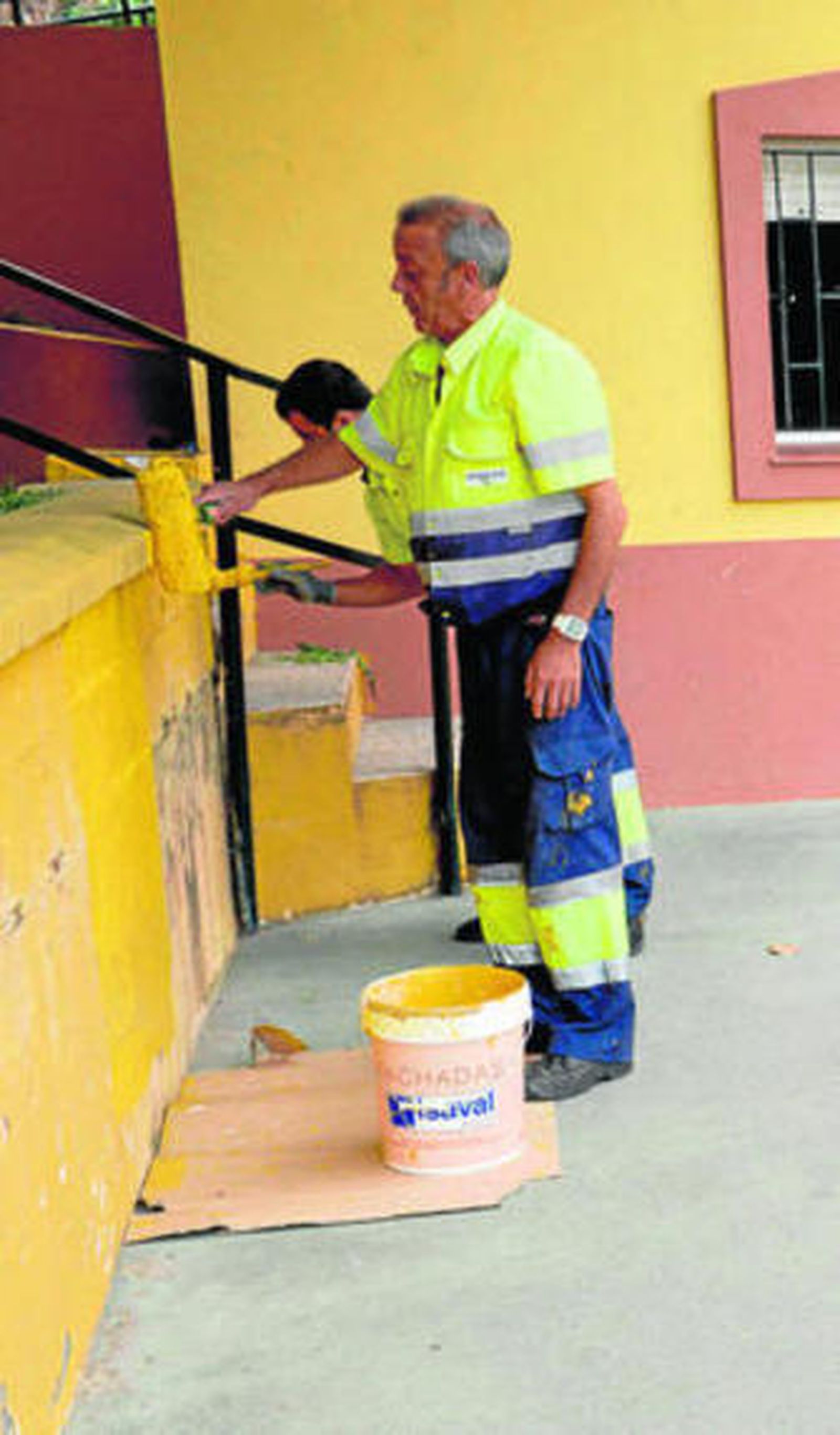 Un operario adecenta un muro en la plaza Miguelín.