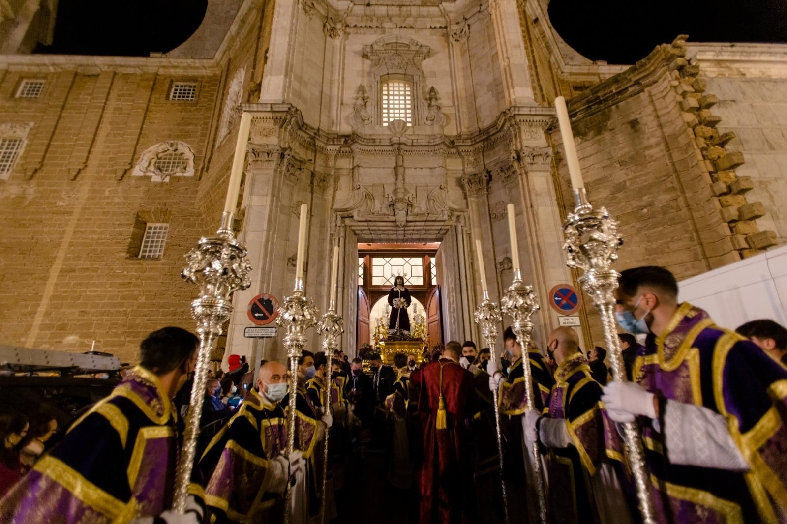 Las imágenes del viacrucis de hermandades de Cádiz.