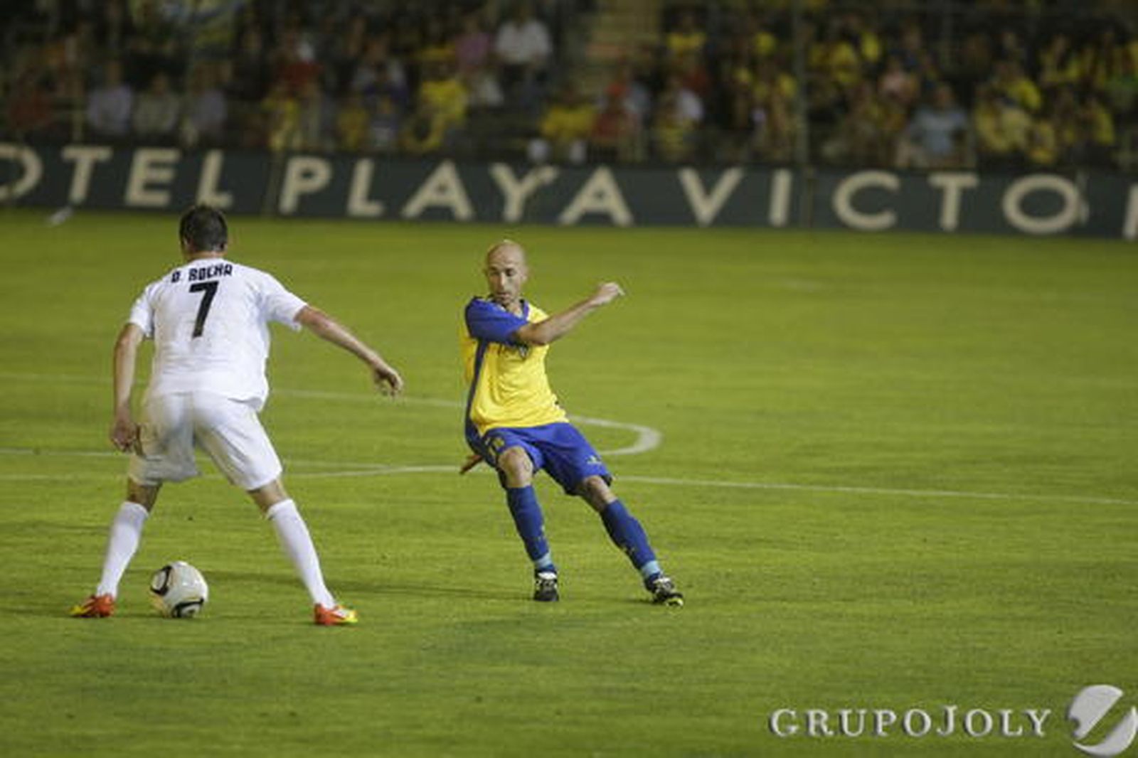 Óscar Pérez recorta a Rocha. 

Foto: Julio Gonzalez