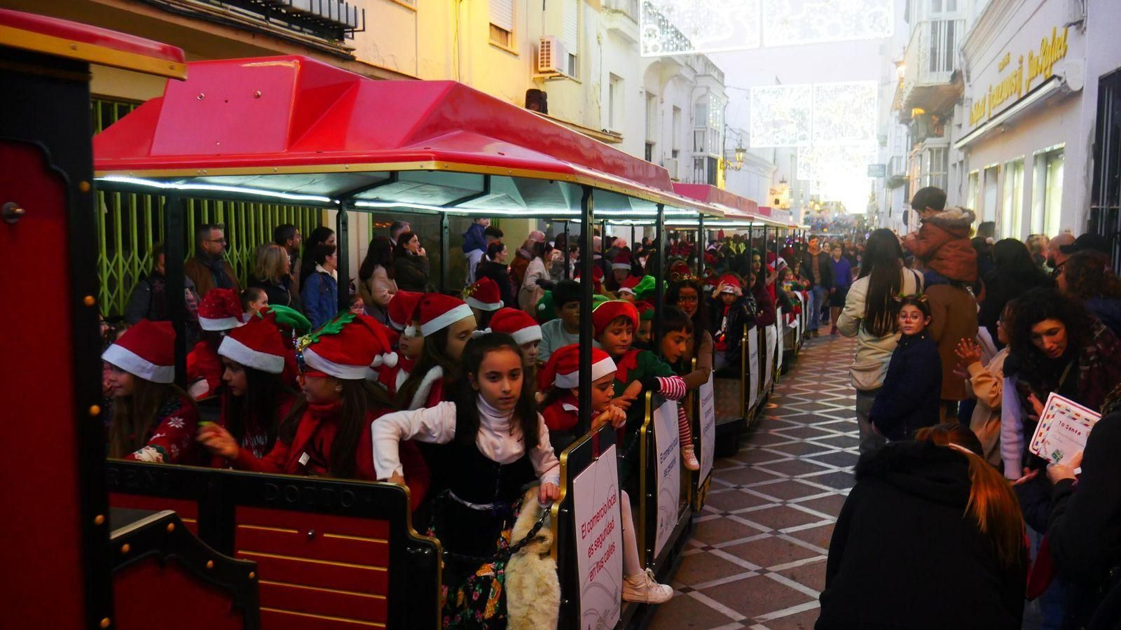 Imagen de archivo del tren turístico navideño recorriendo el centro isleño