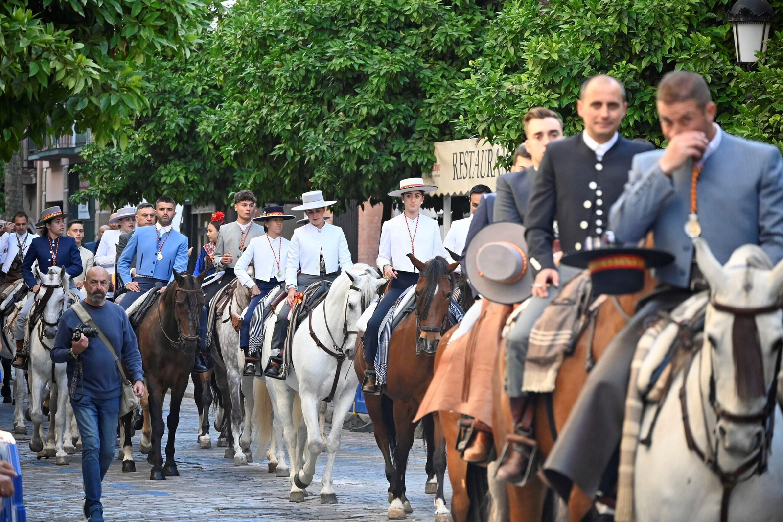 Imágenes de los peregrinos de la Hermandad de Emigrantes en su salida por las calles de Huelva