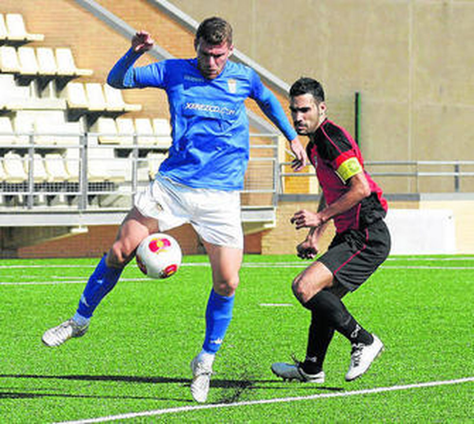 Iván Aguilar anotó los dos goles del triunfo azulinos en Ayamonte.