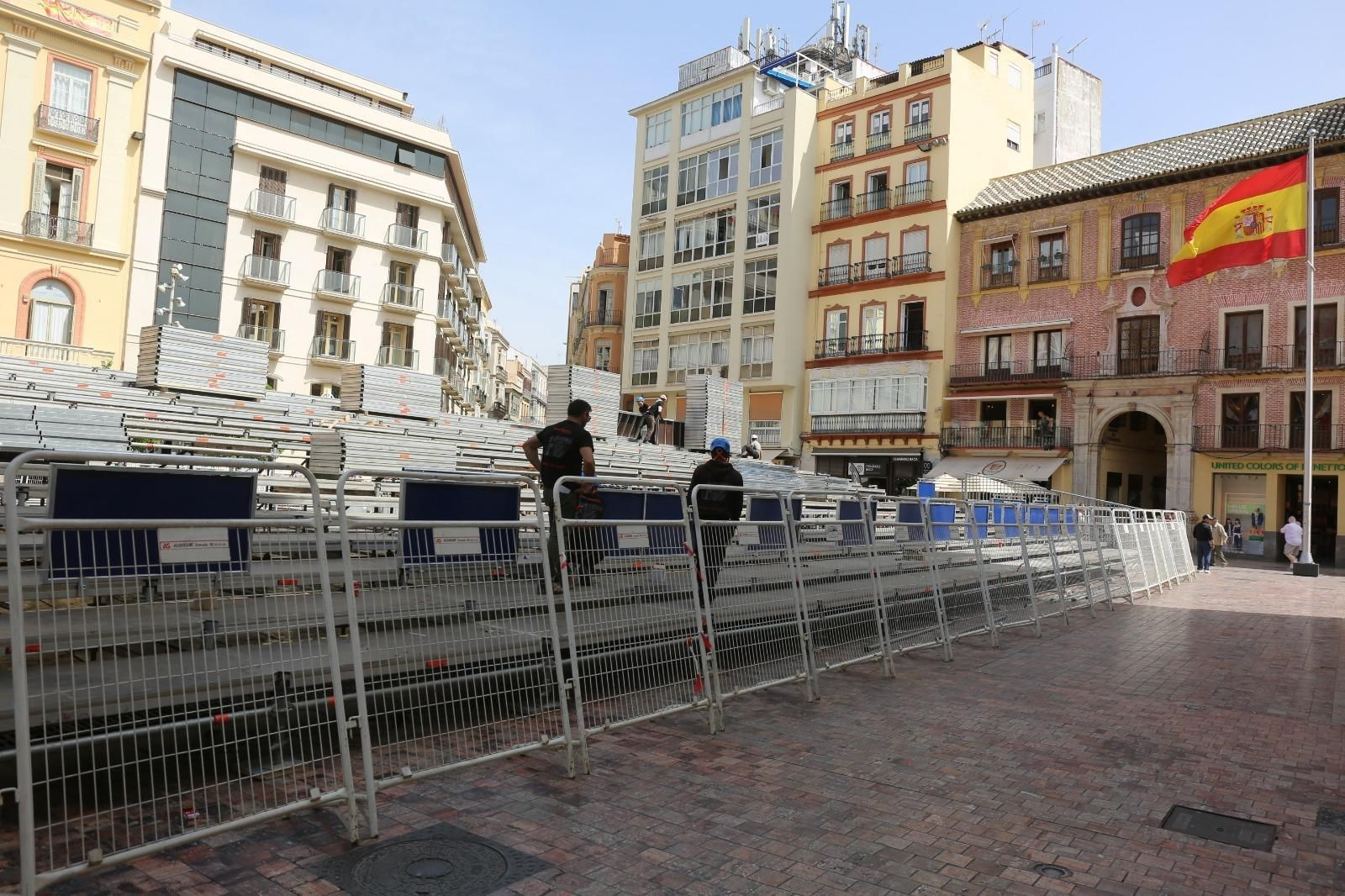 Comienzan a montar la tribuna de Semana Santa en la plaza de la Constitución