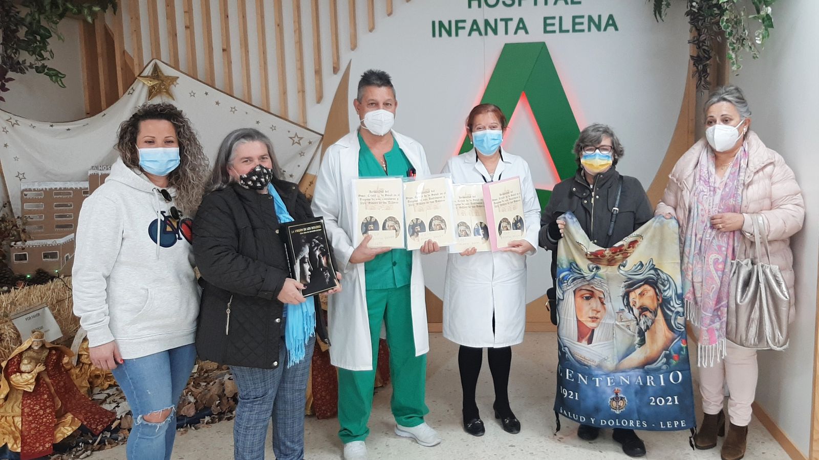 Sanitarios y miembros de la Hermandad de Los Dolores de Lepe.