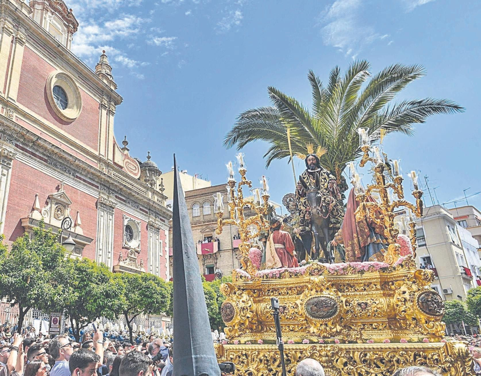 Cuando Jesús haya bajado por la rampa, la Semana Santa de Sevilla habrá comenzado y ya no habrá vuelta atrás.