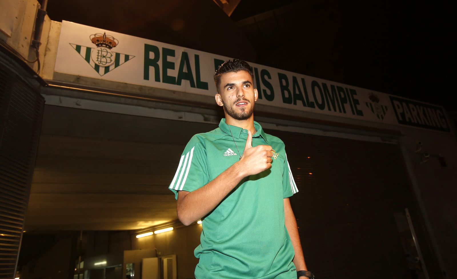 Dani Ceballos, en el parking del estadio Benito Villamarín.