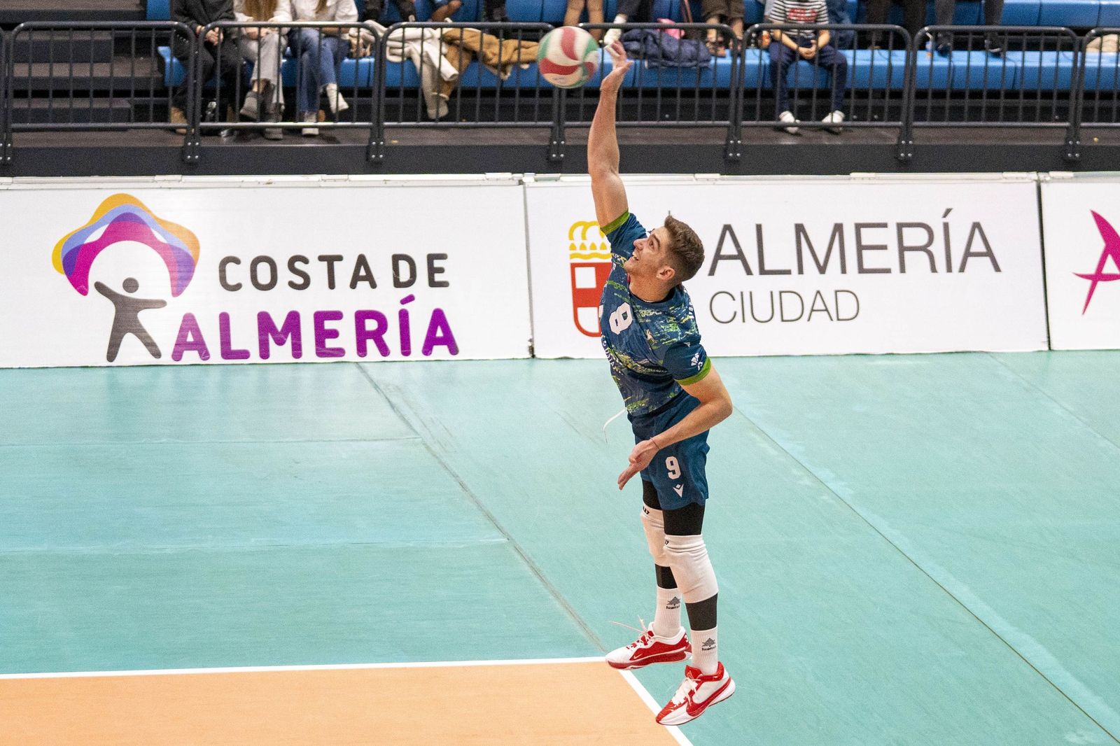Las imágenes del partido entre Unicaja Costa de Almería y Pamesa Teruel de Superliga de voleibol
