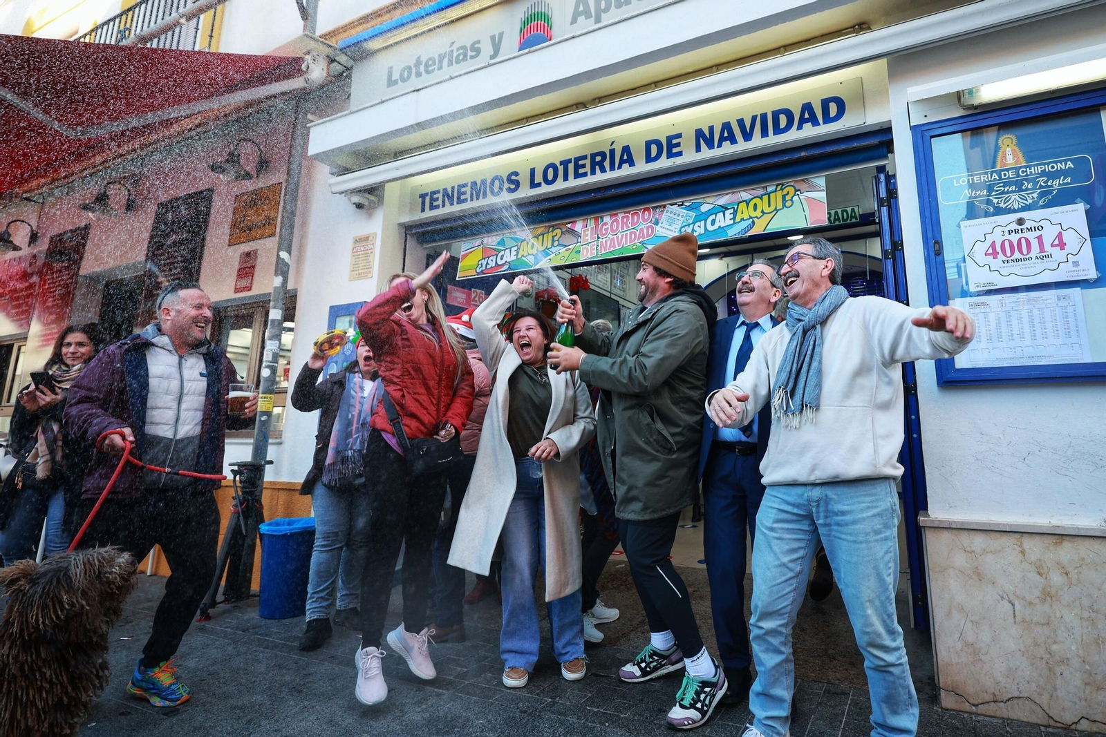 Una administración de lotería de Chipiona, celebrando el segundo premio en 2024