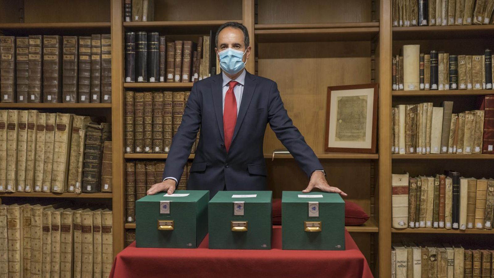 Lorente, con las cajas de los restos de Colón, que se conservan en Granada. Lorente, con las cajas de los restos de Colón, que se conservan en Granada.