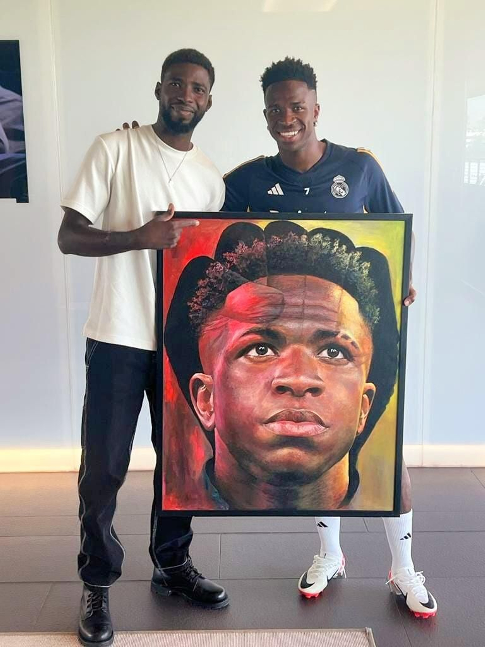 Aboubakar con el futbolista Vinicius y el cuadro que le entregó.