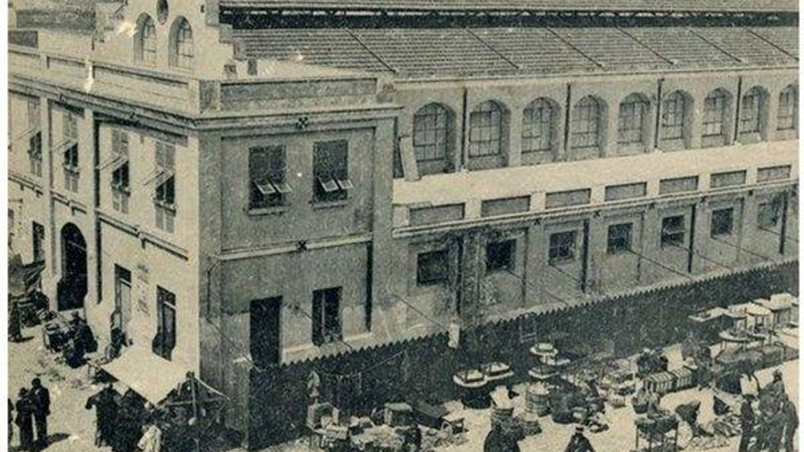 Grabado del mercado en el que se observa la estructura original del inmueble.