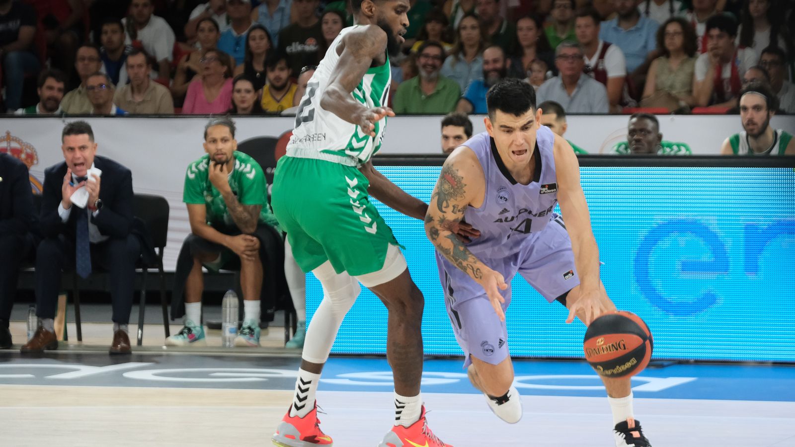 BJ Johnson defiende a Deck.