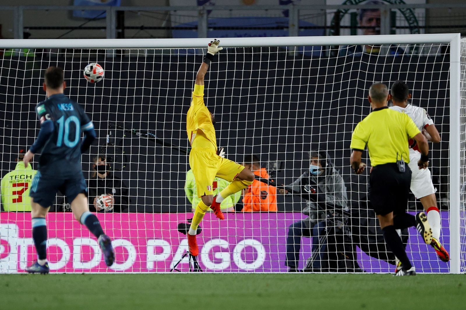 La pelota entra en la portería en el tanto de la victoria argentina.