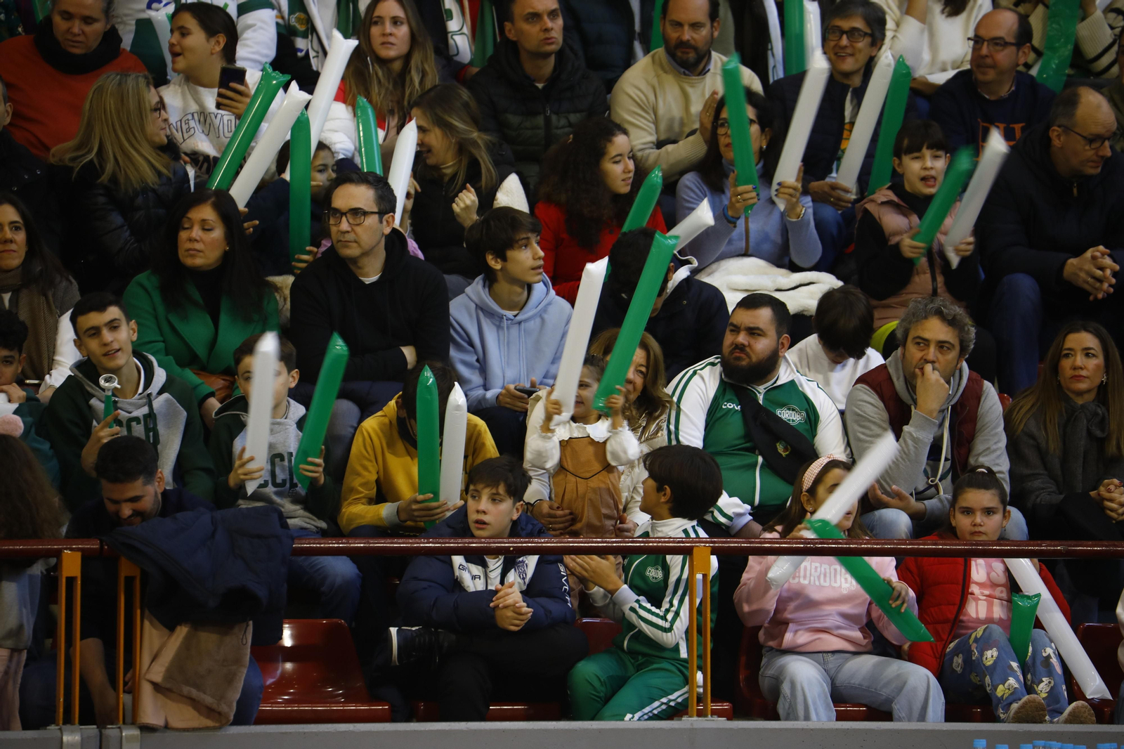 Las mejores fotos del ambiente en Vista Alegre para el derbi entre el Coto Córdoba y el UCB Camper Eurogaza