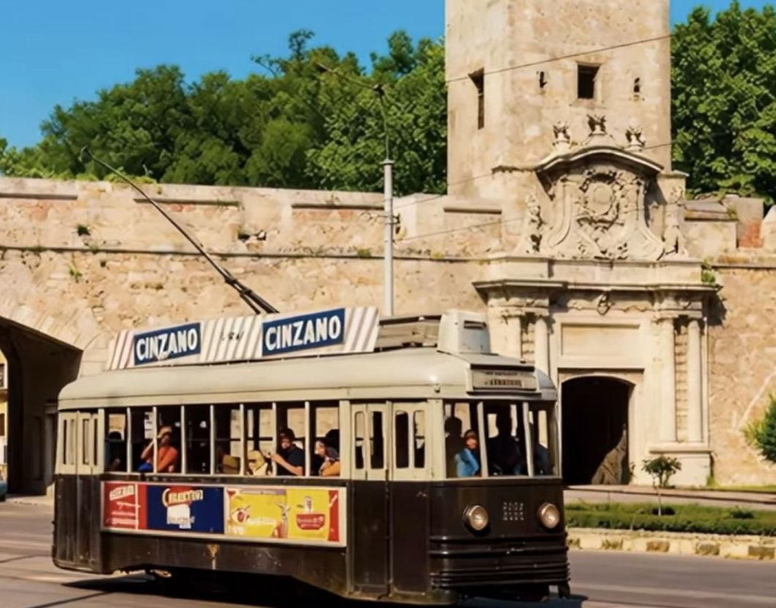 Un tranvía, con la publicidad de Cinzano, cruzando por la Puerta de Tierra en Cádiz a prinicipio del siglo XX.