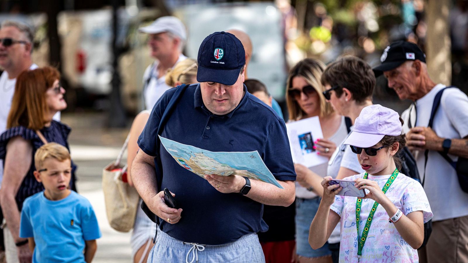 Un turista revisa uno de los planos que suelen recibir al bajar del crucero para no perderse entre las calles de la capital
