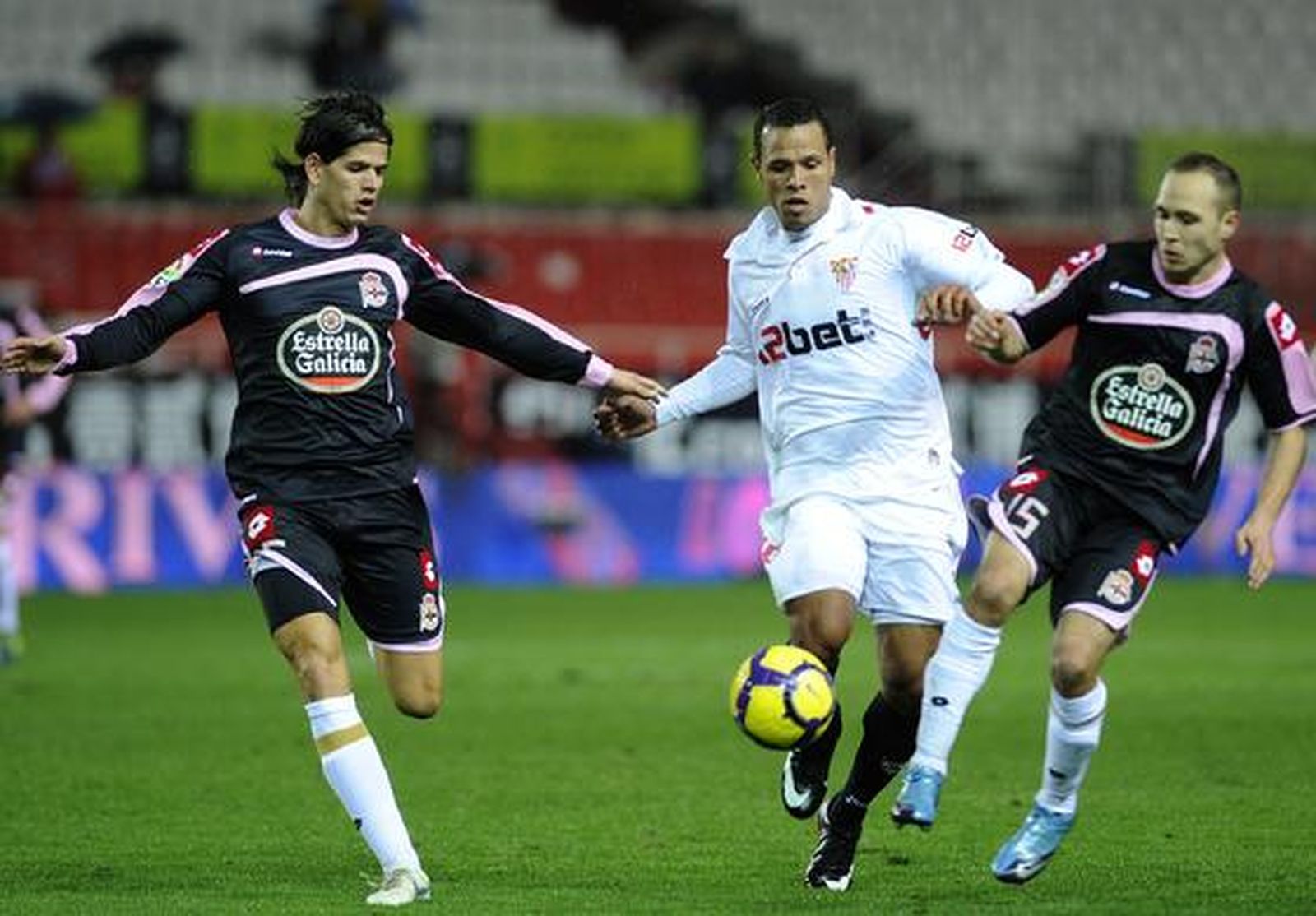 El Sevilla cumple en casa y ya está en las semifinales de la Copa del Rey. / EFE · AFP · Reuters