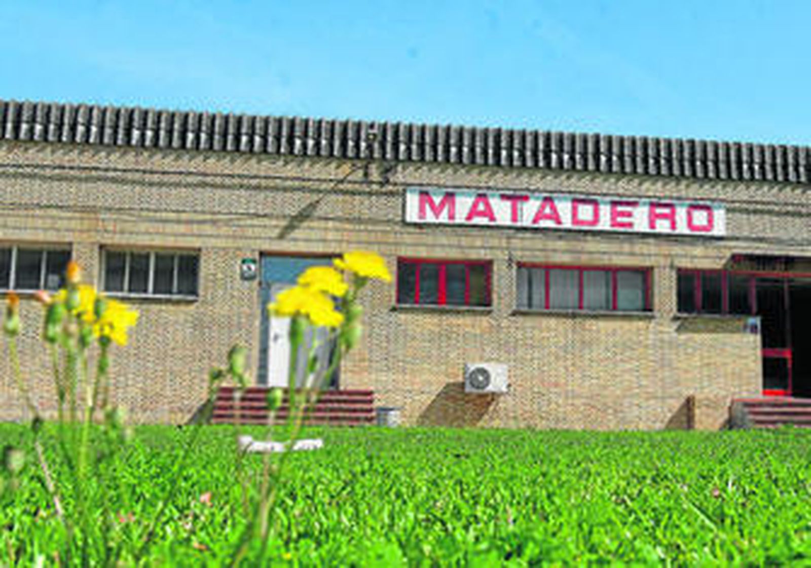 Imagen exterior de los accesos al matadero de Mercasevilla.