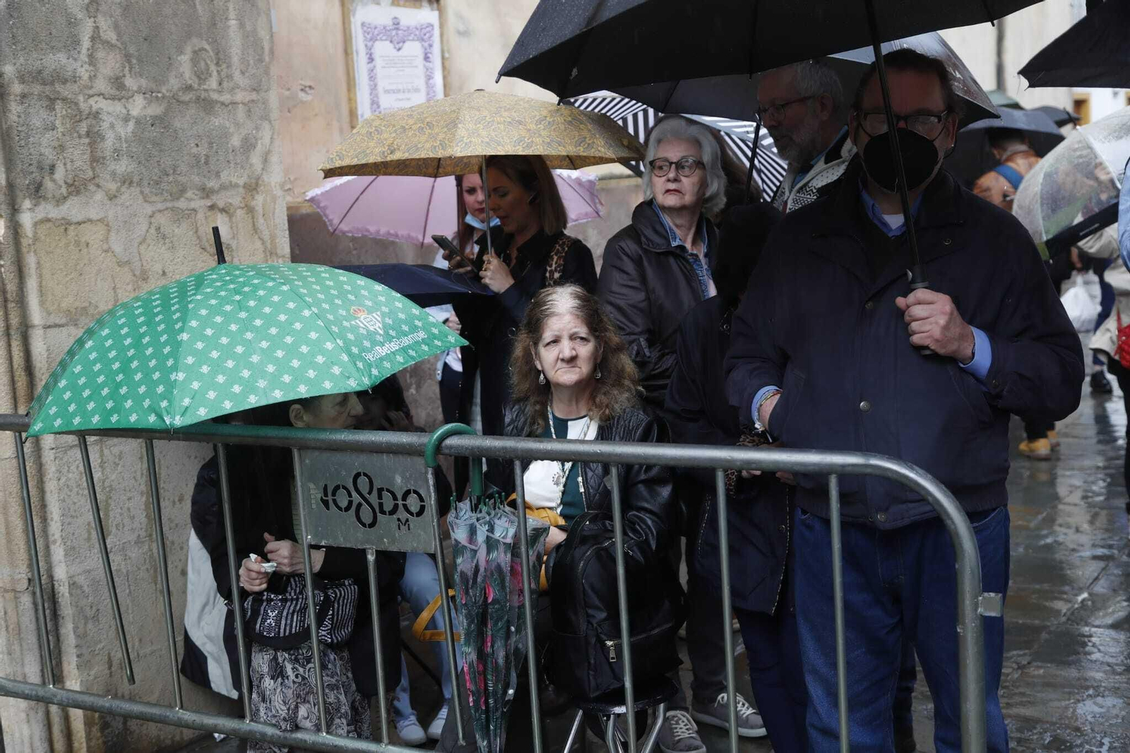 Público en la puerta de San Esteban.